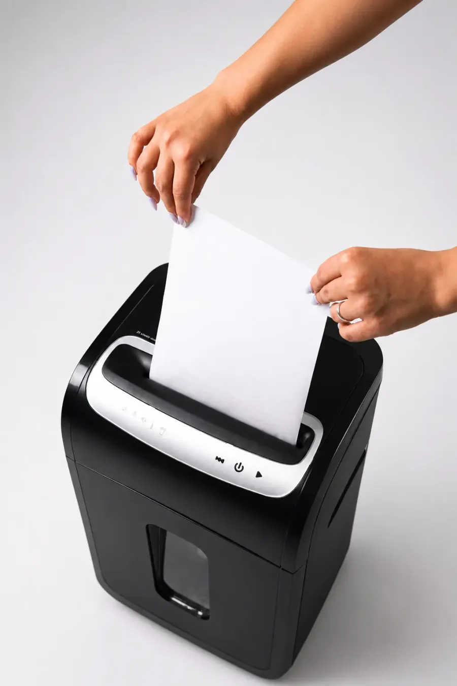 Folha de papel sendo inserida em uma fragmentadora Confidesk