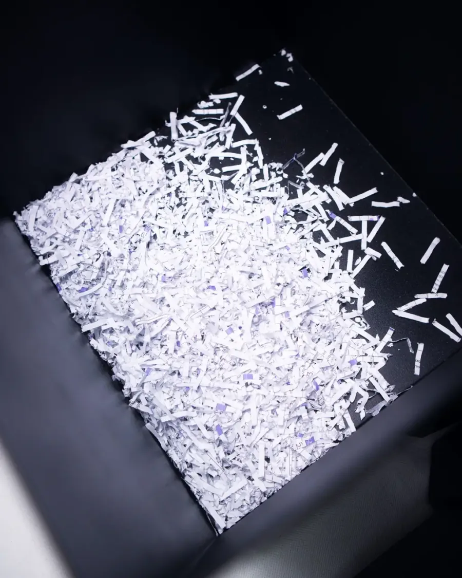 Cesto cheio de papel fragmentado em partículas nível P-4
